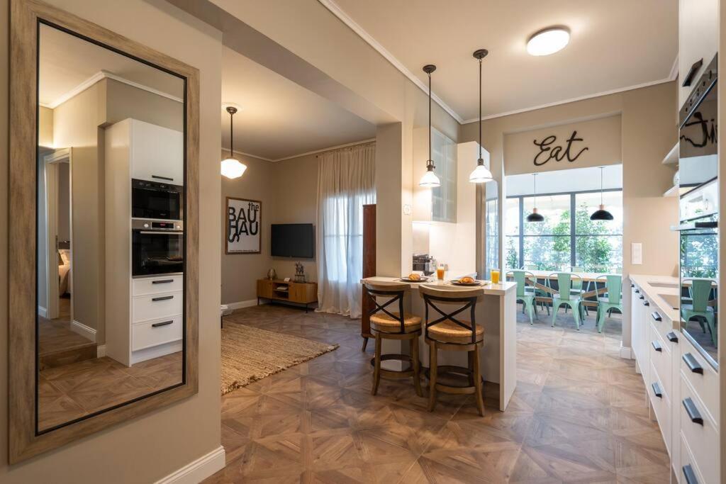 Luxury Petralona Penthouse - Sleeps 7 -near Metro Appartamento *