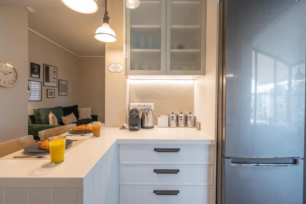 Luxury Petralona Penthouse - Sleeps 7 -near Metro Appartamento